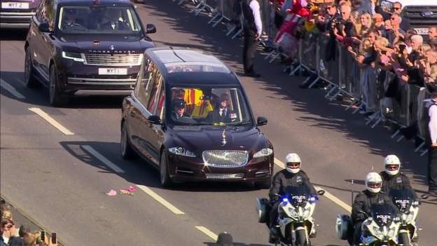 Queens funeral : Thousands line streets as hearse heads to Windsor