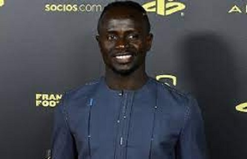 Social media fans applaud Sadio Mane for wearing “African attire” to the 2022 Ballon d’Or.