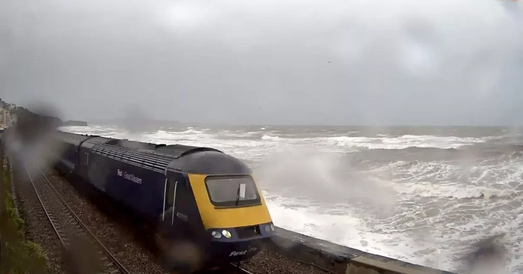 As part of its preparations to address the effects of climate change, Network Rail intends to train hundreds of employees as "amateur meteorologists".